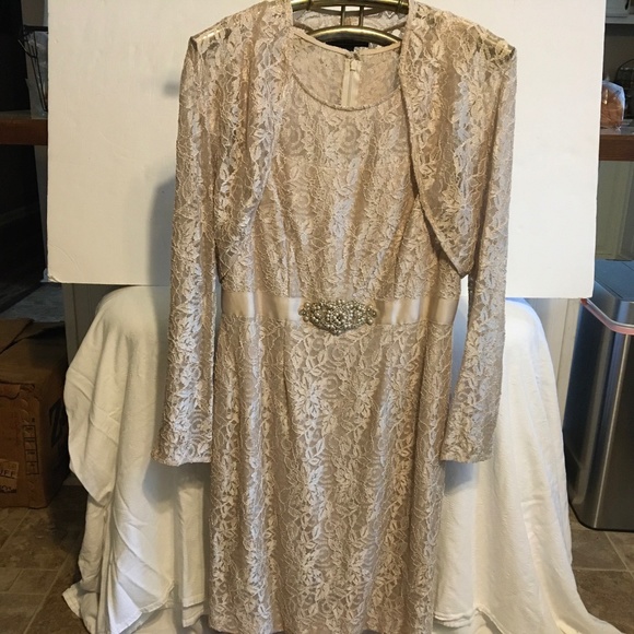 Jessica Howard (Mother of the bride) Dress 8  2 piece beige  w/ lace overlay - Picture 1 of 12